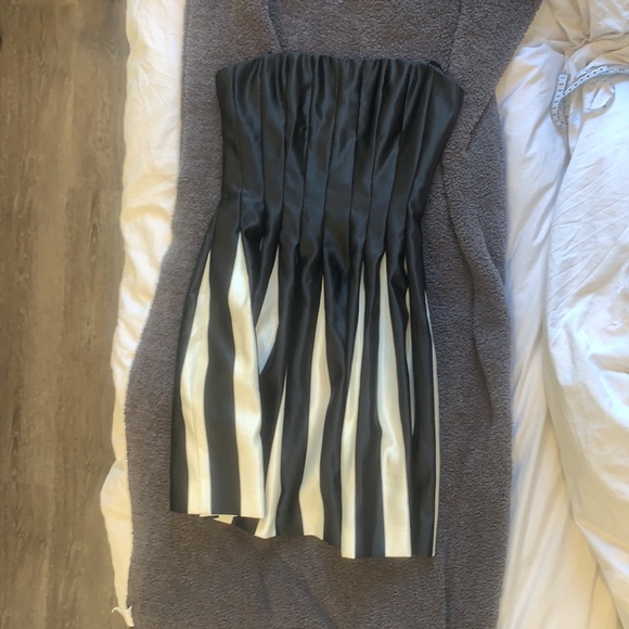 BCBGMAXAZRIA Sleeveless Pleated Dress - Picture 6 of 12